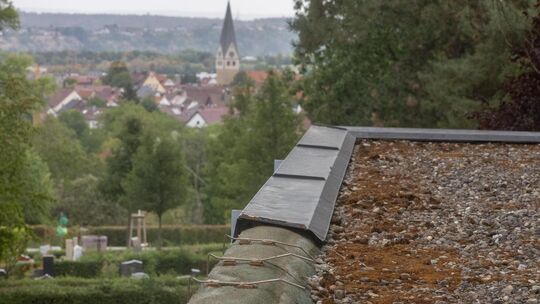 Ein Rest der Verschalung ist noch da. Wurden die Kupferdiebe gestört und sind vorzeitig geflohen?