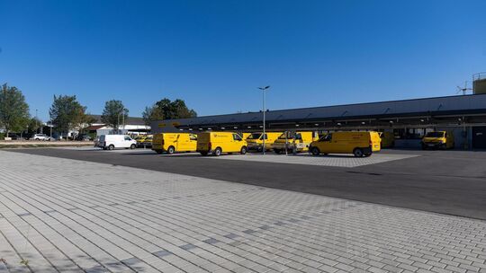 Viele Steine gibt’s und wenig Bäume auf dem Gelände des DHL-Auslieferungslagers in der Kirchheimer Liebigstraße. Foto: Carsten R
