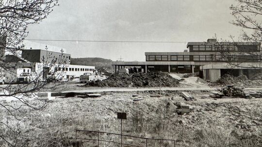 Das heutige Schlossgymnasium in der Jesinger Halde als Baustelle Ende der 1970er-Jahre. Foto: Teckboten-Archiv