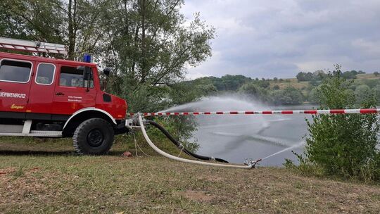 Mehr als zehn Einsatzkräfte waren am Montag vor Ort, um das Wasser im Aileswasensee umzupumpen. Foto: privat