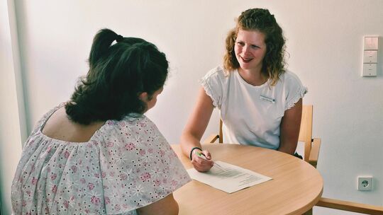 Jugendschuldnerberaterin Lena Stumpp (rechts) hilft Mathilda (25) dabei, Ordnung in ihre Finanzen zu bringen. Bereits mit 15 Jah