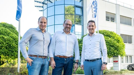 Familienbetrieb: Geschäftsführer Matthias Weigele (Mitte) plant seinen Aufstieg für das Jahr 2031. Sohn Pascal Weigele (links) u