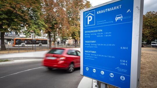 Wer abends im Kirchheimer Parkhaus Krautmarkt parkt, zahlt – wie auch am Schweinemarkt – deutlich mehr als noch vor einem Jahr: Wer abends im Kirchheimer Parkhaus Krautmarkt parkt, zahlt – wie auch am Schweinemarkt – deutlich mehr als noch vor einem Jahr: