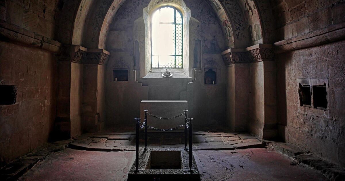 A loose head and an empty grave
