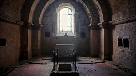 Am leeren Grab in der Krypta feierten die Ordensbrüder wie am Heiligen Grab in Jerusalem den Tod und die Auferstehung Jesu. Alle