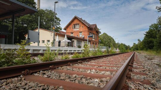 Am Oberlenninger Bahnhof gibt es eine neue Busverbindung nach Bad Urach. Foto:Carsten Riedl
