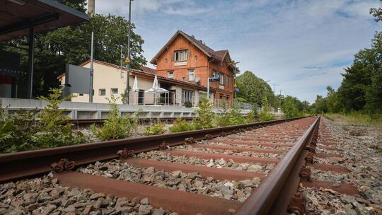 Am Oberlenninger Bahnhof gibt es eine neue Busverbindung nach Bad Urach. Foto:Carsten Riedl