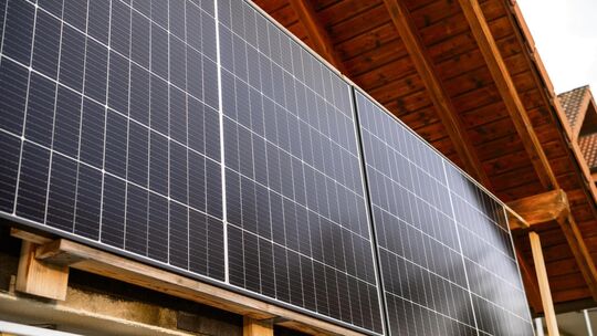 Balkonkraftwerke sind wie PV-Anlagen auf dem Dach schwer gefragt. Foto: Tobias Tropper Balkonkraftwerke sind wie PV-Anlagen auf dem Dach schwer gefragt. Foto: Tobias Tropper
