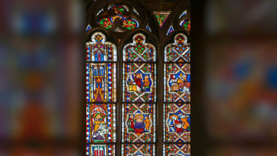 In der Mitte wird in einem Kirchenfenster von St. Dionys die Ermordung Thomas Beckets dargestellt. Foto: Roberto Bulgrin