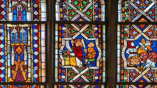 In der Mitte wird in einem Kirchenfenster von St. Dionys die Ermordung Thomas Beckets dargestellt. Foto: Roberto Bulgrin In der Mitte wird in einem Kirchenfenster von St. Dionys die Ermordung Thomas Beckets dargestellt. Foto: Roberto Bulgrin