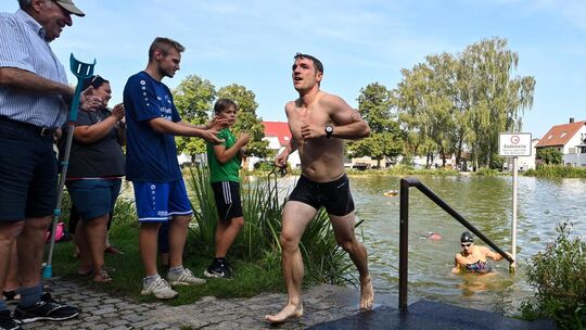 Nach 400 Metern im „Sai“ müssen in Bissingen zwölf Kilometer Rad gefahren und sechs Kilometer gelaufen werden. Foto: Markus Brän Nach 400 Metern im „Sai“ müssen in Bissingen zwölf Kilometer Rad gefahren und sechs Kilometer gelaufen werden. Foto: Markus Brän