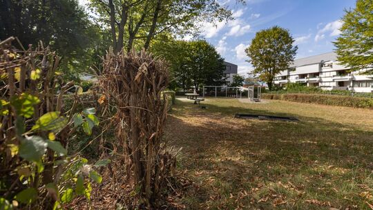 Mitarbeiter des Dettinger Bauhofs haben die Hecke um den Spielplatz auf dem Guckenrain in den heißen Tagen zurückgeschnitten. Fo