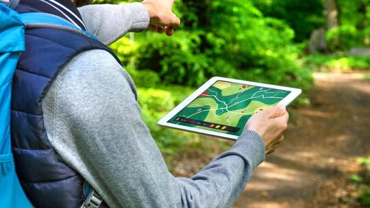 Die Karte in der Geocaching-App und -Webseite zeigt alle Caches im Umland. Symbolfoto: stock.adobe.com