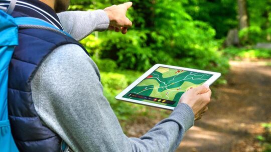 Die Karte in der Geocaching-App und -Webseite zeigt alle Caches im Umland. Symbolfoto: stock.adobe.com