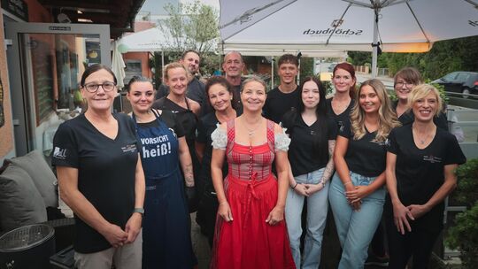 Das Team um Inhaberin Martina Banzhaf (Bildmitte) vom Restaurant Stall und Württembergischen Hof freut sich auf tolle Tage im Fe