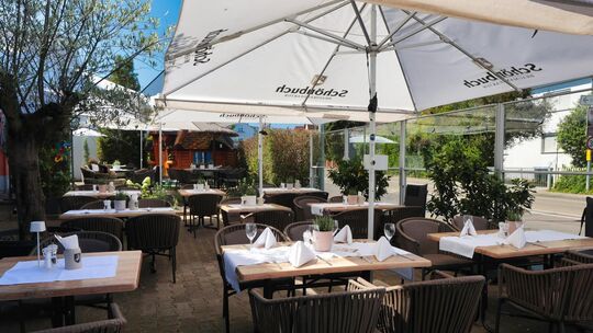 Der Biergarten ist bei Hotel- und Restaurantgästen beliebt. Der Biergarten ist bei Hotel- und Restaurantgästen beliebt.