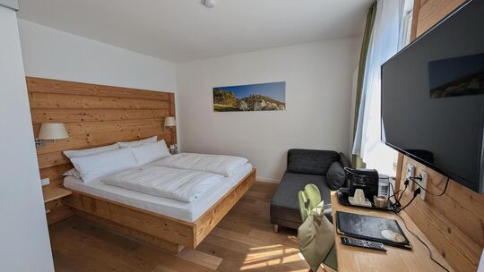 Modern gestaltetet Hotelzimmer gibt es in verschiedenen Größen.
