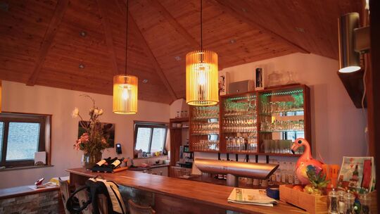 Rezeption und bar im Eingangsbereich.
