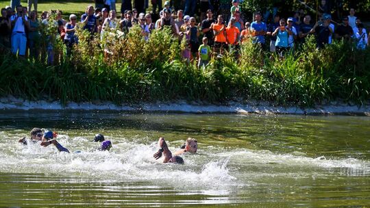 Im und rund um den Bissinger See ging es hoch her am Samstag: Die fünfte Auflage des Teck-Triathlons zog 175 Teilnehmende und hu
