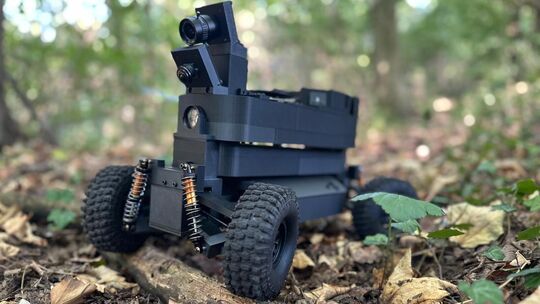 Über Stock und Stein: Der Roboter soll selbstständig durch den Wald fahren. Foto: privat