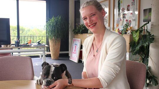 Christiane Krieger - hier mit ihrer Old English Bulldogge Betty - ist seit Anfang 2024 die Bürgermeisterin von Wernau. Foto: Car