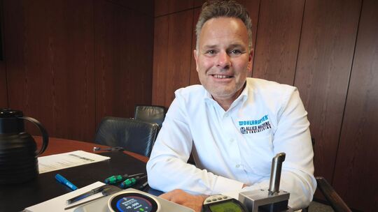 Technologieführer mit Sitz im Täle: Frank-M. Wohlhaupter präsentiert "Autobore". Im Ensemble rechts ist das Werkzeug zu sehen, d Technologieführer mit Sitz im Täle: Frank-M. Wohlhaupter präsentiert "Autobore". Im Ensemble rechts ist das Werkzeug zu sehen, d