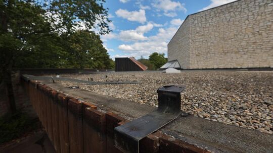 Der hölzerne Unterbau ist nun statt der Kupferverkleidung an der Weilheimer Aussegnungshalle zu sehen. Foto: Carsten Riedl Der hölzerne Unterbau ist nun statt der Kupferverkleidung an der Weilheimer Aussegnungshalle zu sehen. Foto: Carsten Riedl