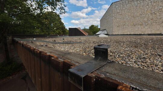 Der hölzerne Unterbau ist nun statt der Kupferverkleidung an der Weilheimer Aussegnungshalle zu sehen. Foto: Carsten Riedl