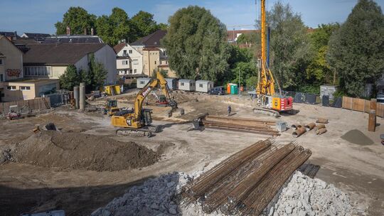 Die Bauarbeiten auf dem Gelände der Kirchheimer Kreissparkasse schreiten voran. Foto: Carsten Riedl
