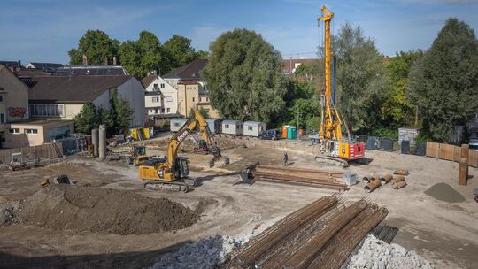 Die Bauarbeiten auf dem Gelände der Kirchheimer Kreissparkasse schreiten voran. Foto: Carsten Riedl