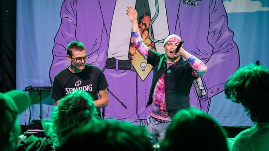 Bei ihren Auftritten legen Léo König (links) und Jakob Probst großen Wert auf das Miteinbeziehen des Publikums – auch "Crowdwork Bei ihren Auftritten legen Léo König (links) und Jakob Probst großen Wert auf das Miteinbeziehen des Publikums – auch "Crowdwork