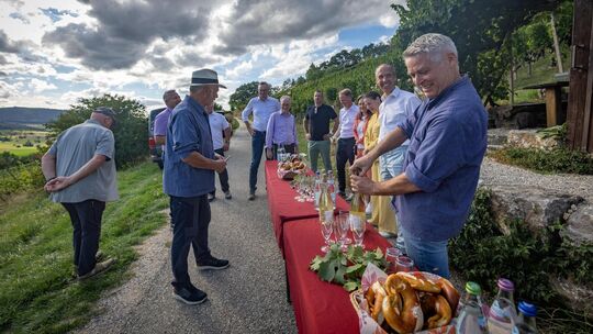 Die Wengerter Michael Schöne (rechts) und Rainer Bauer (mit Hut) empfangen als Gastgeber und Wissensvermittler politische Gäste