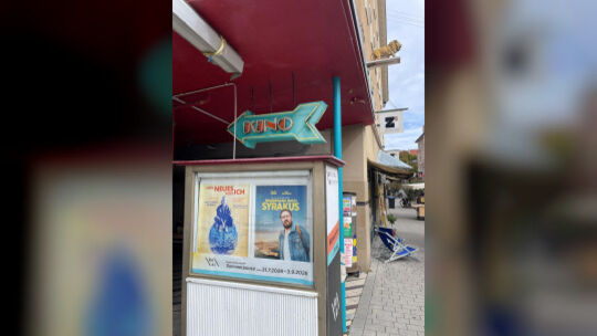 Die Plakate für die neuen Filme hängen schon. Foto: Antje Dörr