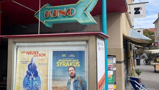 Die Plakate für die neuen Filme hängen schon. Foto: Antje Dörr