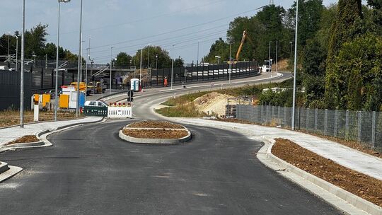 Am Ortseingang wird der Verkehr durch die neue Straßenführung und die schmalere Fahrbahn ausgebremst. Foto: Sylvia Gierlichs Am Ortseingang wird der Verkehr durch die neue Straßenführung und die schmalere Fahrbahn ausgebremst. Foto: Sylvia Gierlichs