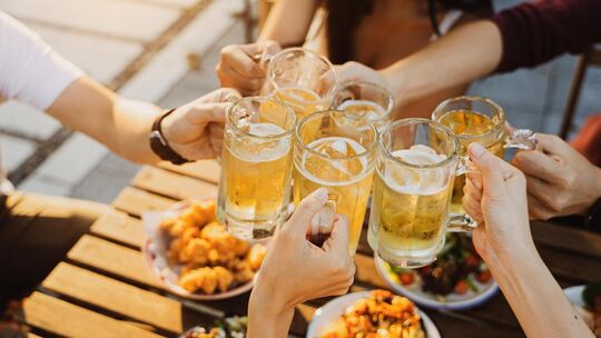 Ein Gesetzentwurf sieht ein Verbot des Konsums von Bier und Wein für 14- und 15-Jährige vor. Das ist aktuell in Begleitung eines