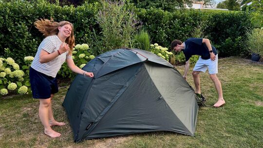 Leonie Balgar und Tom Nowakowski radeln von Frankfurt nach München. Im Garten eines Paars aus Esslingen-Zell haben sie für eine