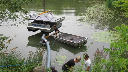 Das Solar-Panel wird auf dem Hüttensee eingesetzt. Mit Hilfe eines Boots wird der Schlauch angebracht. Fotos: Fischereiverein We