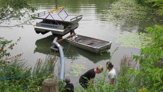 Das Solar-Panel wird auf dem Hüttensee eingesetzt. Mit Hilfe eines Boots wird der Schlauch angebracht. Fotos: Fischereiverein We Das Solar-Panel wird auf dem Hüttensee eingesetzt. Mit Hilfe eines Boots wird der Schlauch angebracht. Fotos: Fischereiverein We