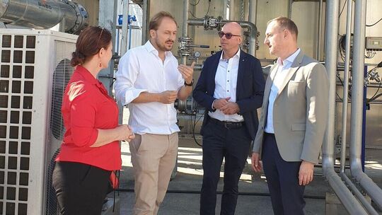 Wie teurer Müll zum Wertstoff wirdAus Restmüll, der hohe Kosten und umweltschädliche Abgase erzeugt, entsteht in Ebersbach in e Wie teurer Müll zum Wertstoff wirdAus Restmüll, der hohe Kosten und umweltschädliche Abgase erzeugt, entsteht in Ebersbach in e