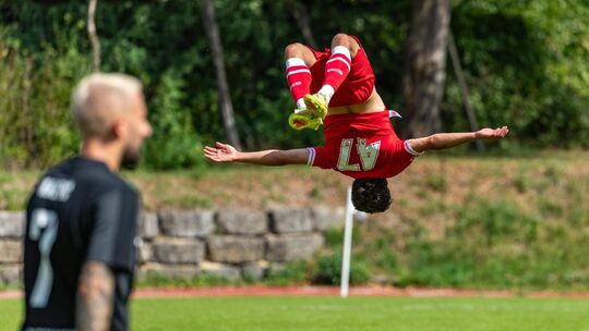 Wer macht am zweiten Spieltag den größten Sprung? Weilheims David „Airline“ Giss zeigt schon mal, wie‘s gehen könnte. Foto: Mich