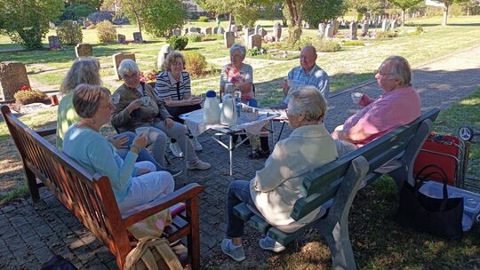 Das Friedhofschwätzle in Erkenbrechtsweiler ist das neueste Angebot von Aktives Helfen. Foto: pr