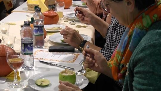 Essen mit Stil und Pfiff: Apfelsuppe im Apfel, Kürbissuppe im Kürbis. Foto: pr Essen mit Stil und Pfiff: Apfelsuppe im Apfel, Kürbissuppe im Kürbis. Foto: pr