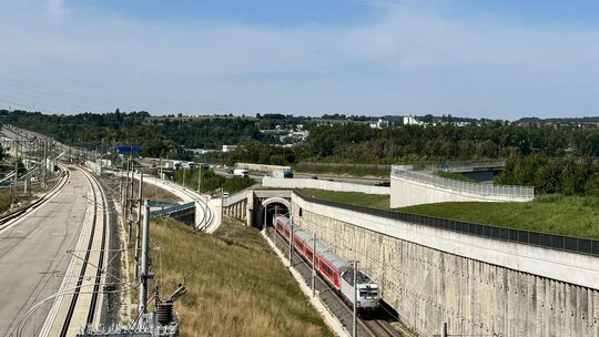 Der RE 200, hier mit zwei weißen Loks, wird während der Bahnhofssperrung in Ulm vermutlich nur bis Merklingen fahren. Foto: Sylv Der RE 200, hier mit zwei weißen Loks, wird während der Bahnhofssperrung in Ulm vermutlich nur bis Merklingen fahren. Foto: Sylv