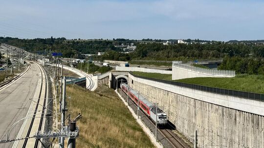 Der RE 200, hier mit zwei weißen Loks, wird während der Bahnhofssperrung in Ulm vermutlich nur bis Merklingen fahren. Foto: Sylv