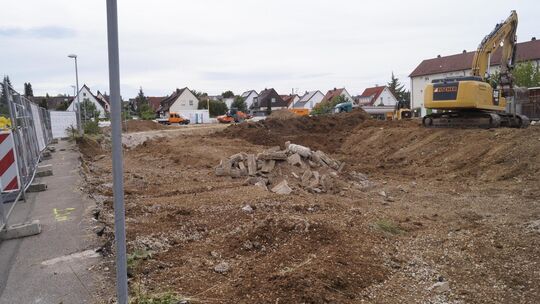 Baufahrzeuge bestimmen das Bild auf dem Areal der Bau- und Wohnungsgenossenschaft Neckar-Fils. Foto: Gaby Kiedaisch
