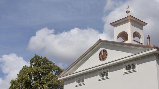Die Uhr befindet sich nach der Sanierung am Giebel, nicht mehr am Turm. Foto: Carsten Riedl Die Uhr befindet sich nach der Sanierung am Giebel, nicht mehr am Turm. Foto: Carsten Riedl