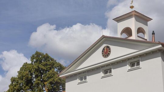 Die Uhr befindet sich nach der Sanierung am Giebel, nicht mehr am Turm. Foto: Carsten Riedl