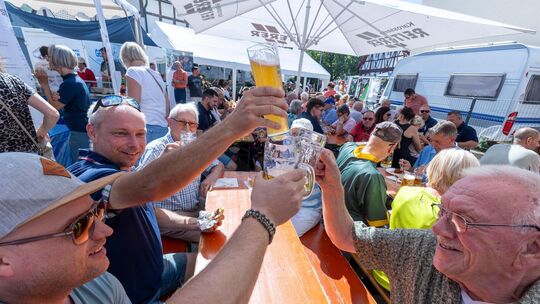 Gute Stimmung bei der traditionellen Kelterhocketse in Bissingen. Foto: Michael Tilp