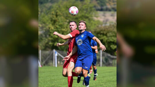 Jesingens Zweite (in blau) war beim 4:2-Heimsieg gegen Linsenhofen die spielbestimmende Mannschaft. Foto: Markus Brändli